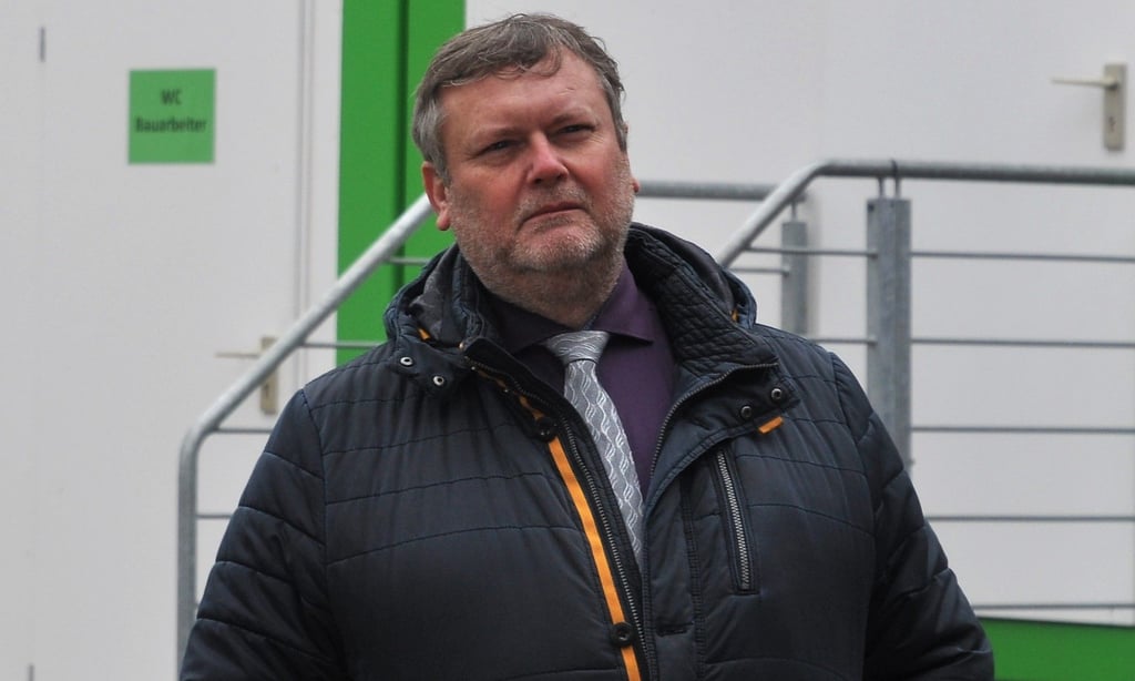 Matthias Günther, hier beim Richtfest für den Ersatzneubau des Bismarck-Gymnasiums, muss sich erneut einem Abwahlantrag stellen.