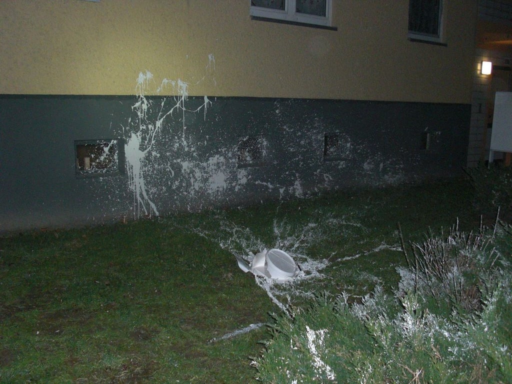 Nicht ganz gleichmäßig verteilt: In Stendal warf ein Anwohner an der Heinrich-Zille-Straße einen Farbeimer aus dem Fenster. Die Polizei schaute sich die Sauerei an.