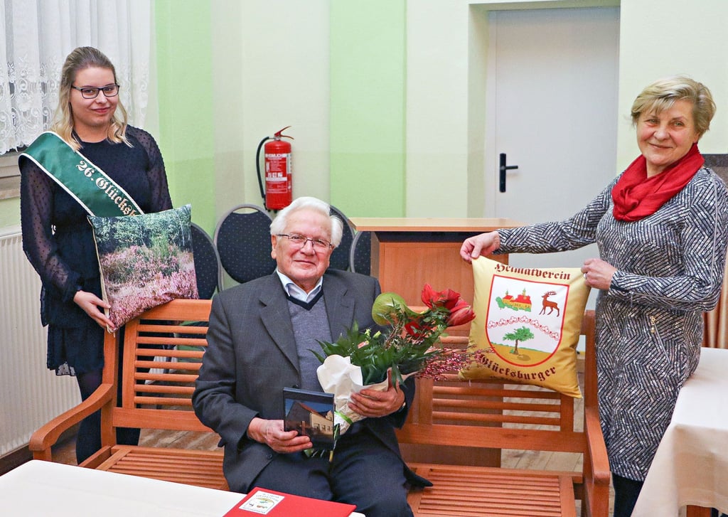 Im wahrsten Sinne des Wortes kann sich Erhard Fritzsche jetzt zur Ruhe setzen. Der Verein schenkte ihm eine Gartenbank und auch zwei Kissen, damit er es sich darauf gemütlich machen kann. Die 26. Heidekönigin Sara Löbnitz und Ursula Nachtigall, sie leitete die Versammlung, zeigen sie hier.
