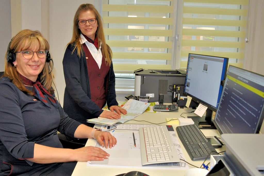 Jeannine Dalchow und Katrin Tampe sind Reiseberaterinnen der Deutschen Bahn und arbeiten in der Magdeburger Zentrale der Videozentren.
