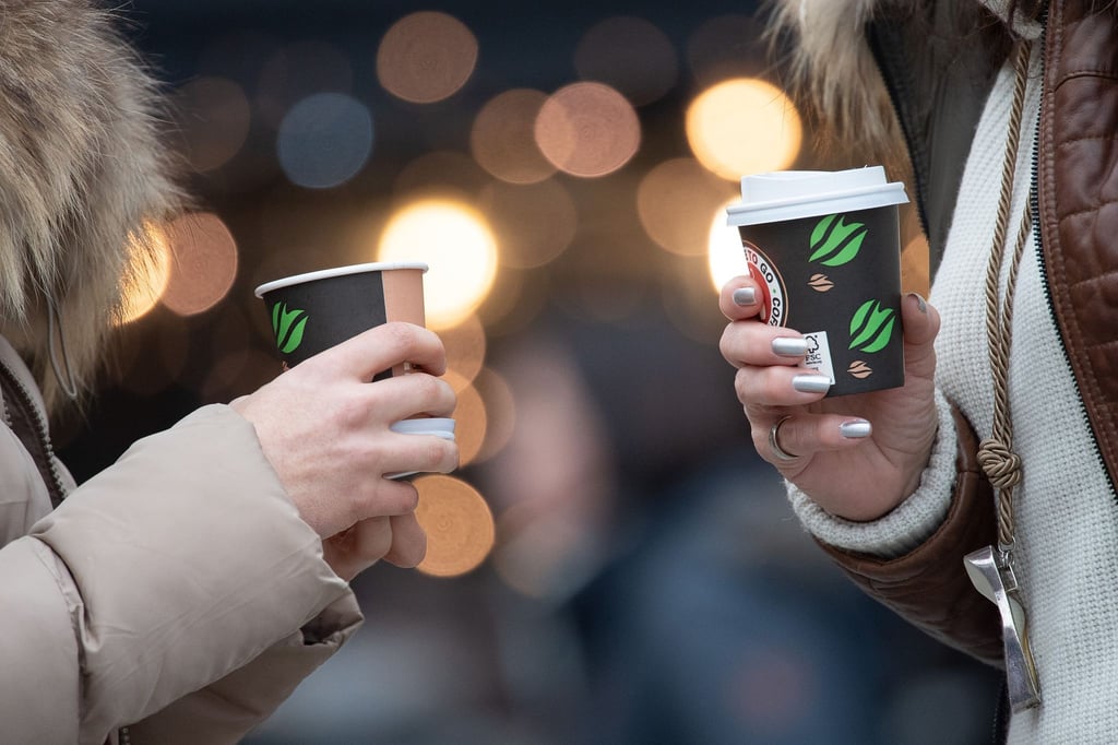 Er gehört für viele zum Spaziergang: Der Kaffee auf die Hand. Aber die Einwegbecher bedeuten auch viel Müll.
