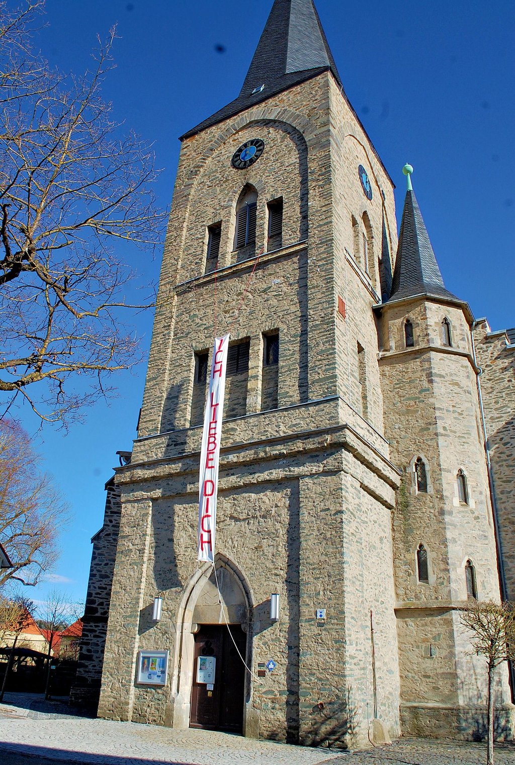 Am Kirchturm in Elbingerode hängt zum Valentinstag ein Banner mit der Aufschrift "Ich liebe dich". Foto: Günther Breutel