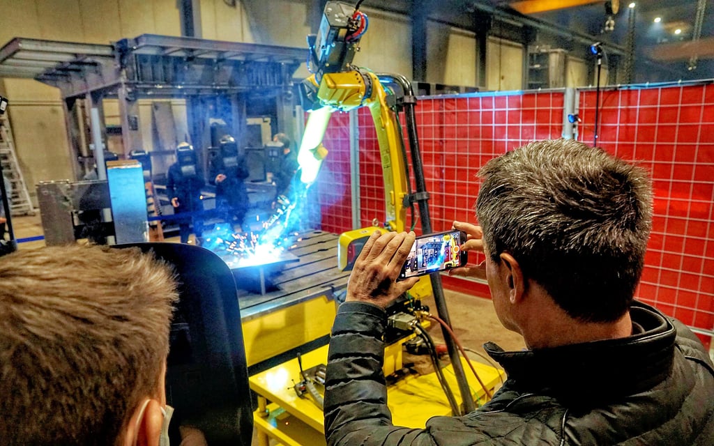 Bei der ATA Anlagentechnik Aschersleben wird derzeit ein mit dem Fraunhofer-Institut entwickelter innovativer Schweißroboter getestet und prozesssicher gemacht. Dabei ist keine manuelle Programmierung der Daten durch einen Programmierer am Computer erforderlich.