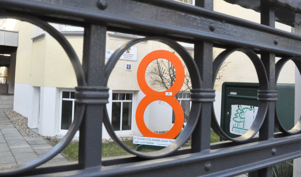 Blick auf die orangefarbene Acht vor dem Landesbetrieb Forst in Magdeburg.