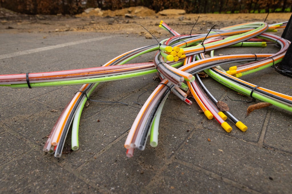 Leerrohre, die beim Ausbau des Glasfasernetzes in die Erde gebracht werden.