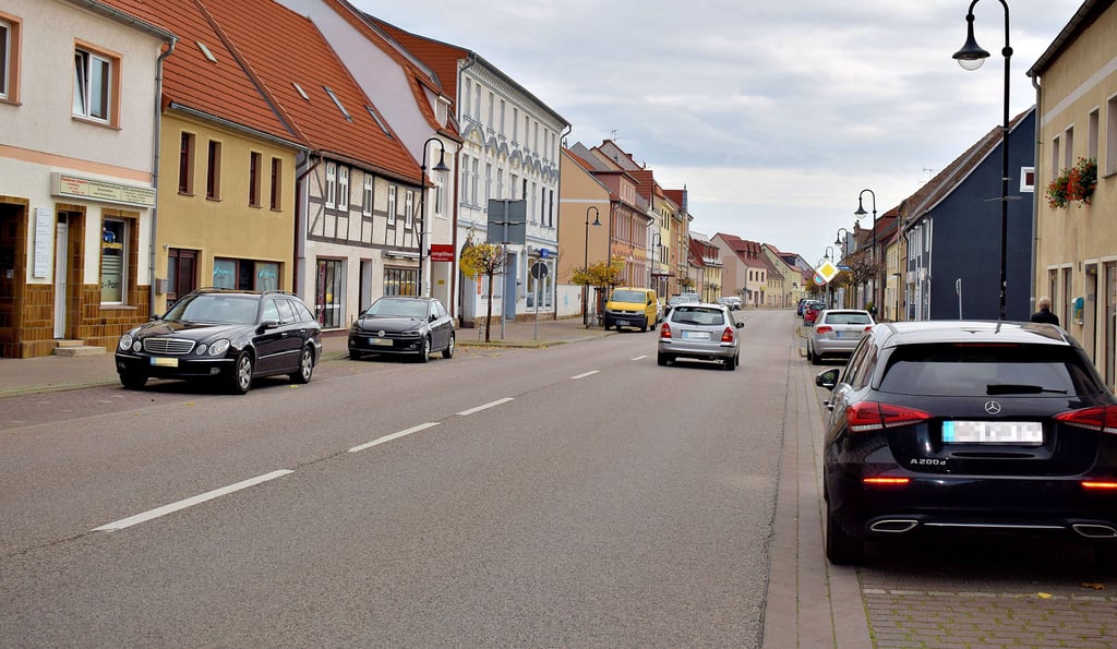 Die Martin-Schwantes-Straße in Gommern erhält keine zusätzlichen zeitlichen Begrenzungen des Parkens. Darauf verständigte sich der Ordnungsausschuss des Stadtrates.