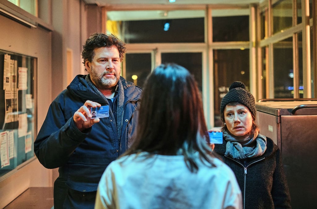 Friedemann Berg (Hans-Jochen Wagner) und Franziska Tobler (Eva Löbau, r) hegen den Verdacht, dass die gerade erst aus dem Gefängnis entlassene Sara Manzer (Johanna Wokalek) in einen Mordfall verwickelt sein könnte.