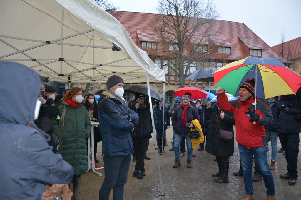 Halberstadts Oberbürgermeister Daniel Szarata hat in den vergangenen Wochen das Gespräch mit Teilnehmern der Demonstrationen gesucht. Am Montag zogen Hunderte Demonstranten zu seinem Privathaus.