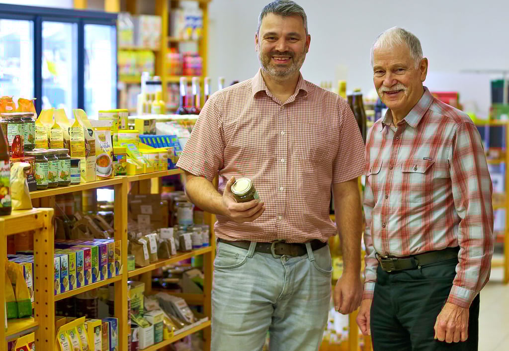 Björn Schwanke hat den Bioladen im Merse-Center von seinem Vater Hans-Georg Schwanke übernommen.