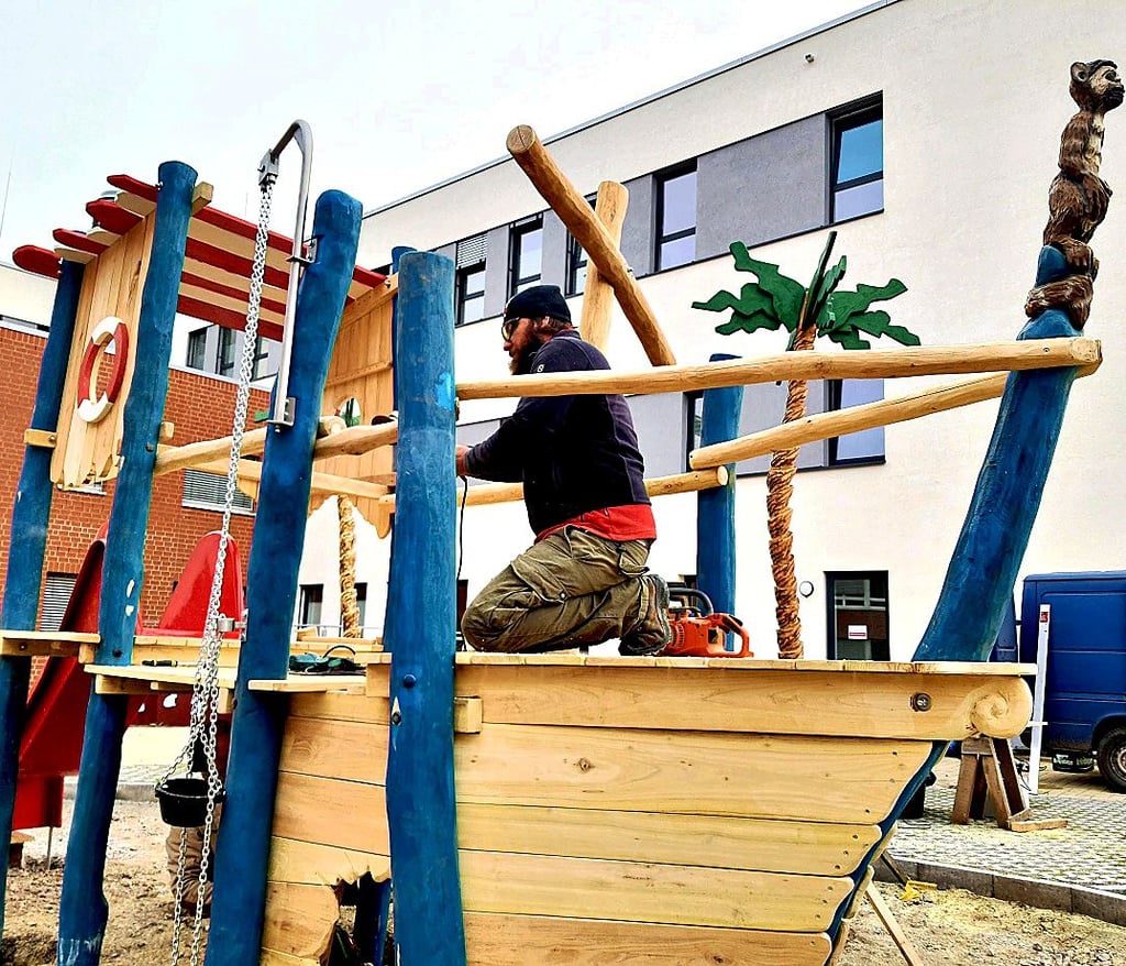 Da fällt das Gesundwerden sicher leichter. Im Herbst 2021 haben Bauarbeiter ein Kletterschiff aus Holz für die kleinen Patienten im Harzklinikum errichtet.