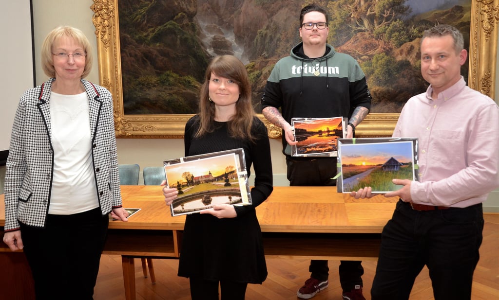Haldenslebens stellvertretende Bürgermeisterin Sabine Wendler (v.l.) zeichnet Vivien Finzelberg, Kristian Grimm und Heiko Klingbeil aus. Sie gehören zu den Gewinnern des Instagramm-Fotowettbewerbs "#haldenslieben 2021".