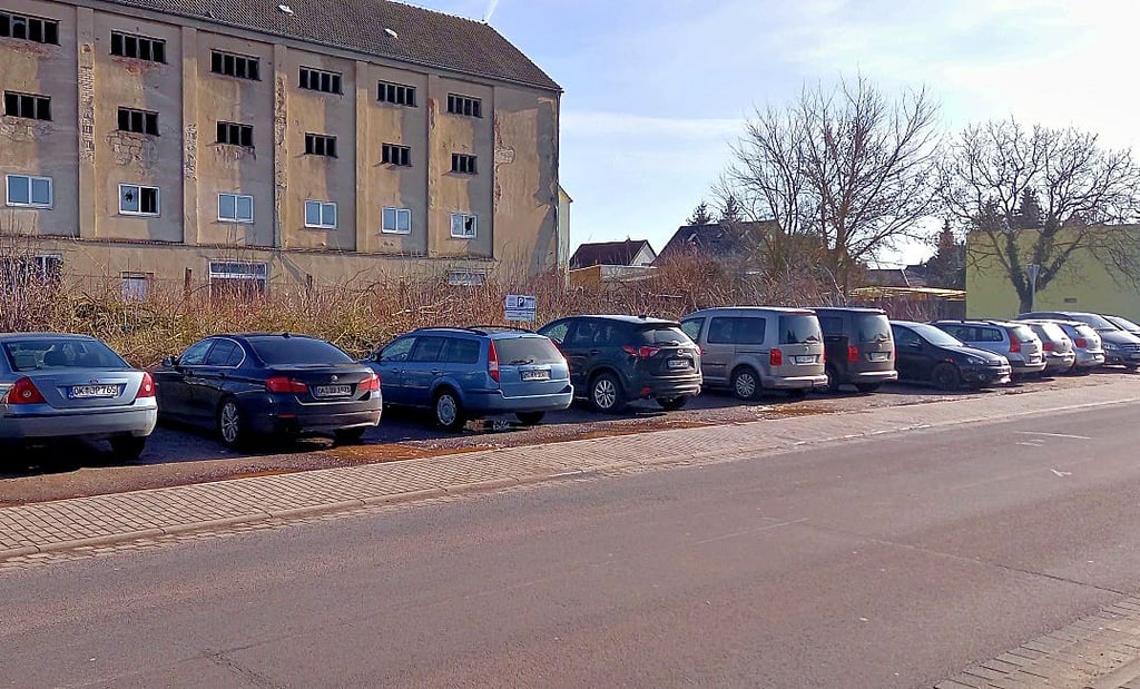 Die Stellplätze an der Niederndodeleber Straße vor der alten Darre sollen im Zuge der Neubebauung der Fläche verschwinden, dabei werden sie von den anliegenden Geschäften für ihre Kunden dringend benötigt.