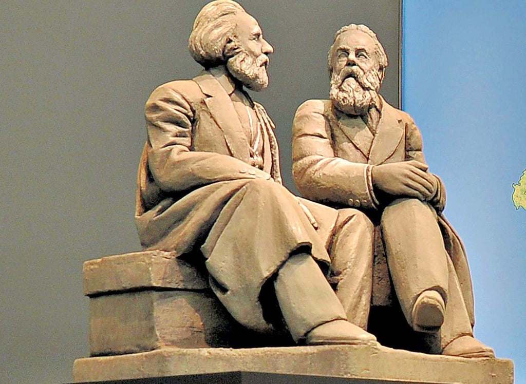 Ein nachgebautes Denkmal von Karl Marx und Friedrich Engels, ausgestellt im Deutschen Hygiene-Museum Dresden.