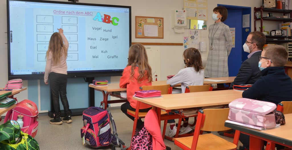 Die Arbeit mit der digitalen Tafel gehört bei den Jungen und Mädchen der Grundschule Burg-Süd mittlerweile zum Alltag. Wie gut das funktioniert, zeigten sie mit Klassenlehrerin Ute Möller auch Bürgermeister Philipp Stark (parteilos).