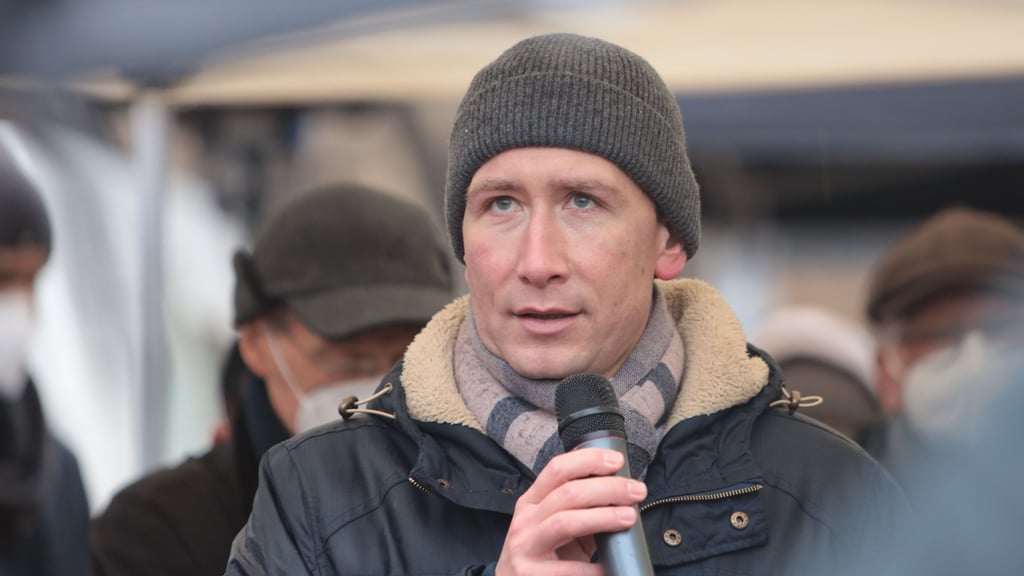 Halberstadts Oberbürgermeister Daniel Szarata (CDU) spricht mit Teilnehmern eines Bürgerdialogs unter dem Motto «Dialog statt Demo». Am Montagabend wurde er von Demonstranten an seinem Privathaus bedroht.