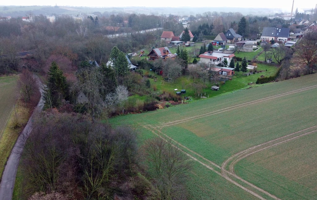 Die Ackerfläche "Waldkoppel" am Rand der Wefensleber Siedlung soll umgewidmet und zur Bebauung mit einer Photovoltaikanlage freigegeben werden. Links der Weg zum Sportplatz.