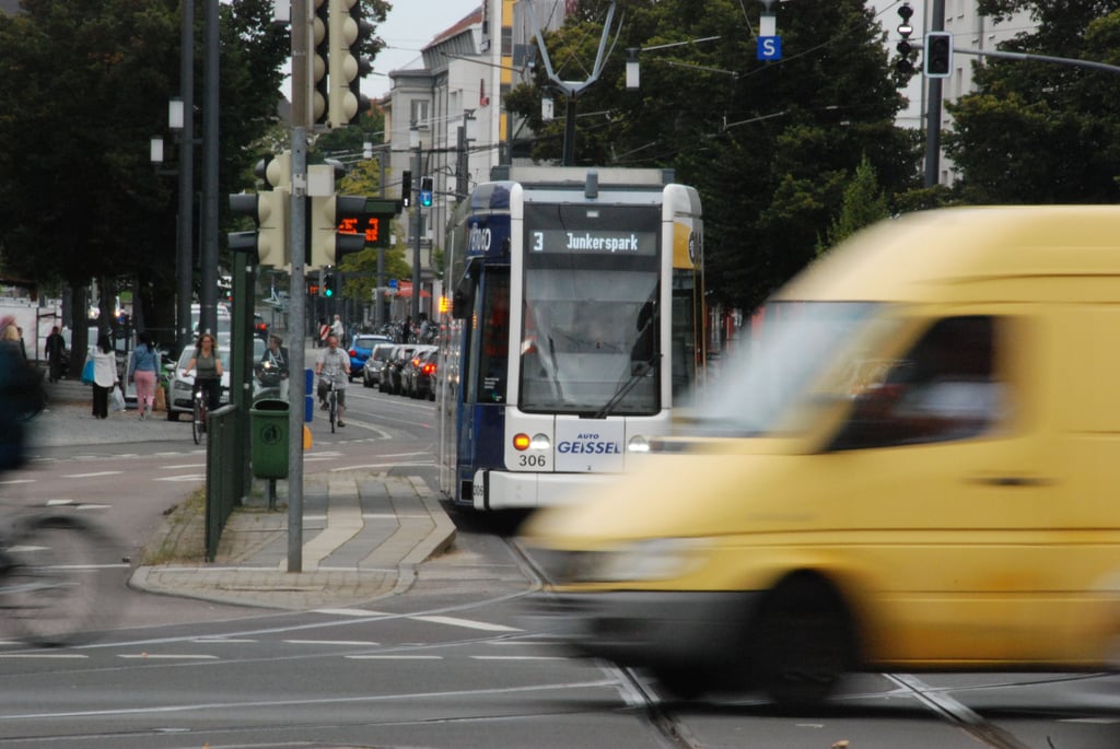 Eine Straßenbahn in Dessau.