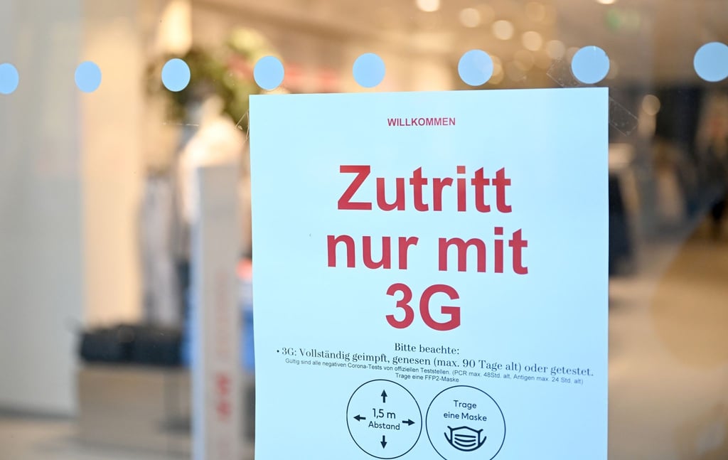 Ein Hinweisschild mit der Aufschrift „Zutritt nur mit 3G“ an der Tür eines Geschäfts in Stuttgart.