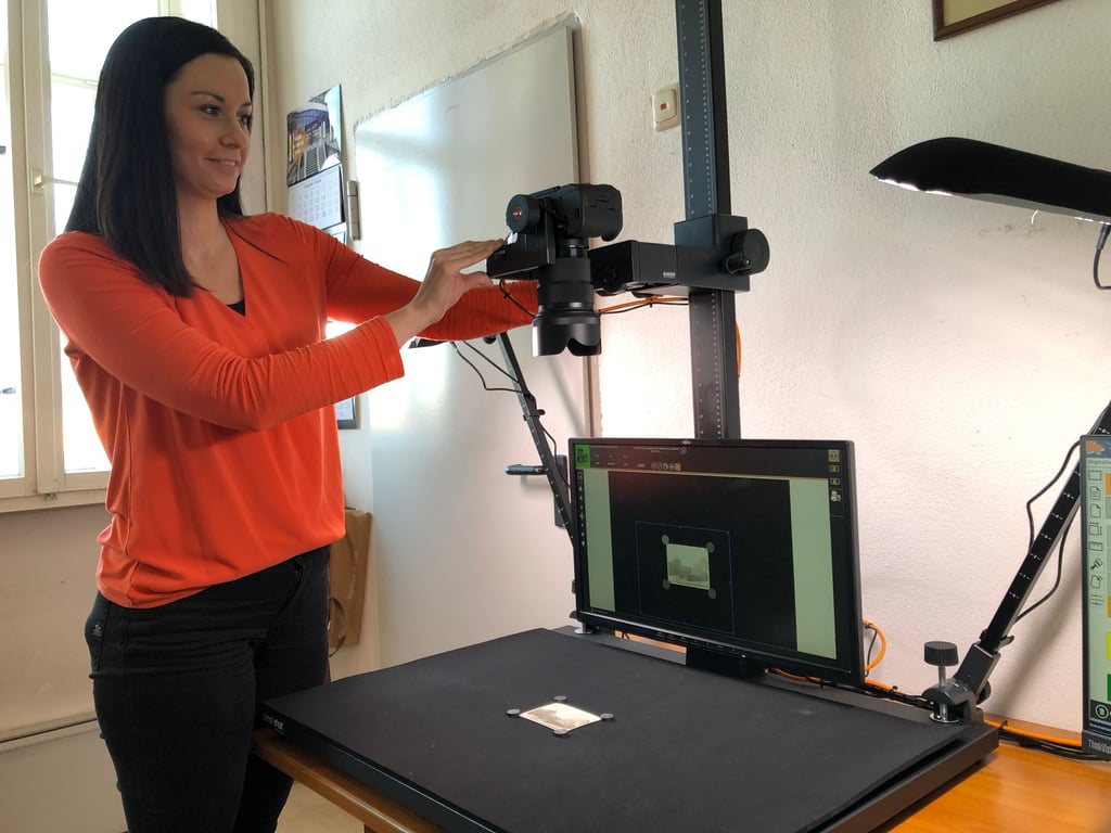 Christin Altaner arbeitet am neuen Scanner im Stadtarchiv.