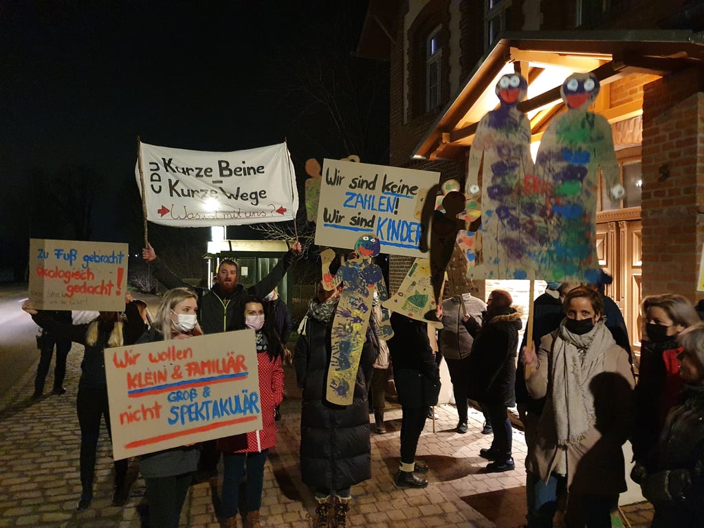 Eltern und Anwohner aus Dehlitz beim Protest vor dem Vereinsheim in Lösau Ende Januar.
