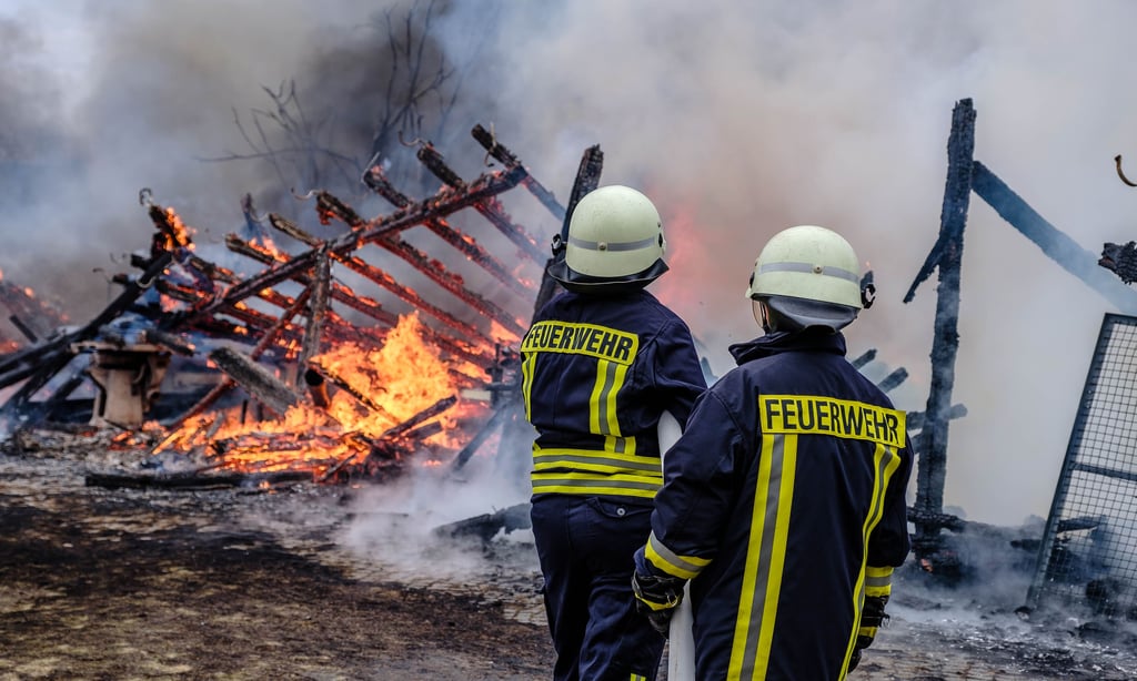 In der Wörlitzer Straße brennt ein altes Sägewerk lichterloh.