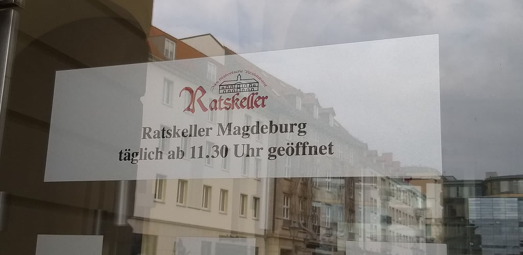 Der "Ratskeller Magdeburg täglich ab 11.30 Uhr geöffnet" steht zwar noch an der Eingangstür, stimmt aber nicht mehr. Seit Dezember 2021 wird hier nicht mehr serviert.