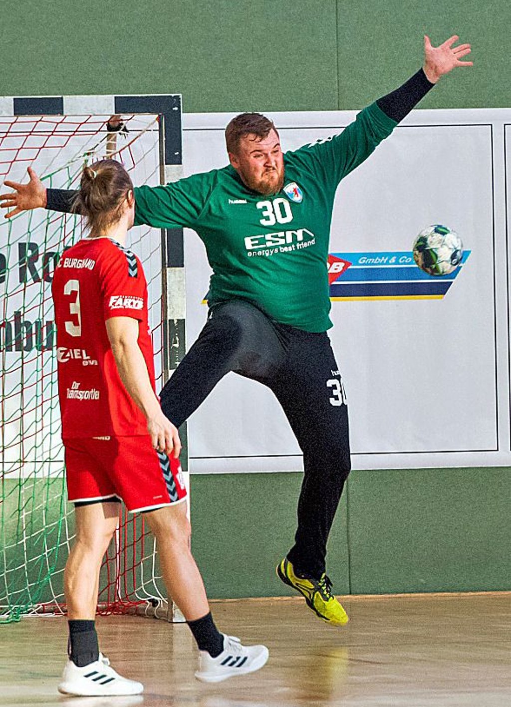 Mit starken Paraden, darunter drei gehaltenen Strafwürfen, trug das Torhüter-Duo der HCB-Zweiten - hier Max Knoblauch - zum Heimerfolg bei.