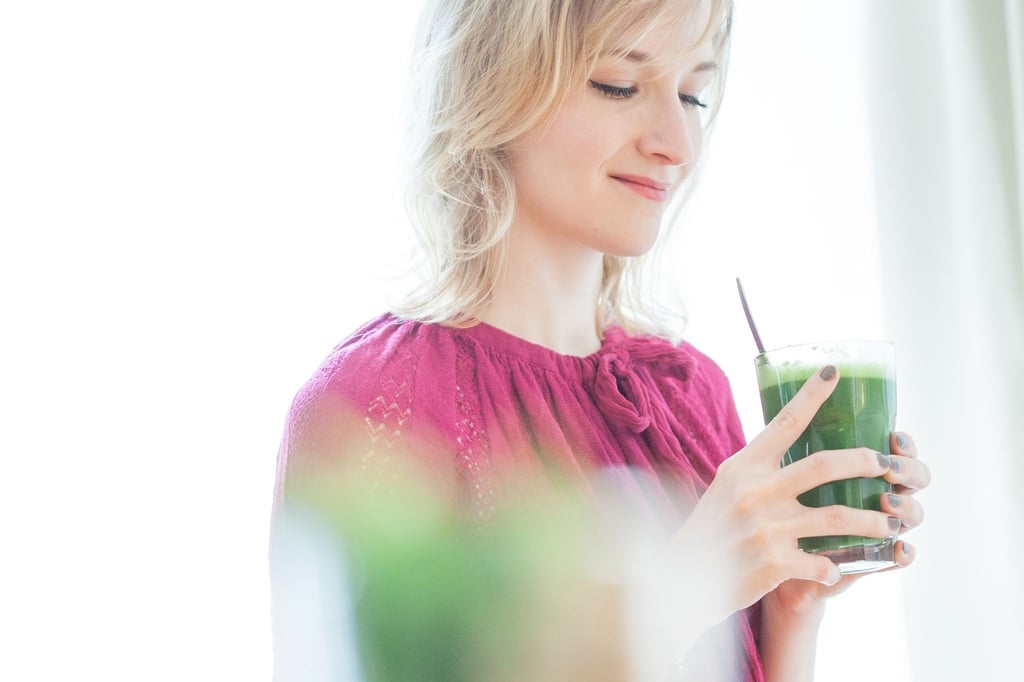 Grüner Smoothie: Wer auf seine Figur achtet, sollte häufiger Gemüse statt Obst in den Mixer schmeißen - Stangensellerie zum Beispiel.