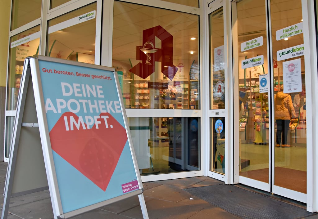 In Magdeburg impfen die ersten Apotheker. Vor der Hansa-Apotheke in Ottersleben weist ein Aufsteller darauf hin.