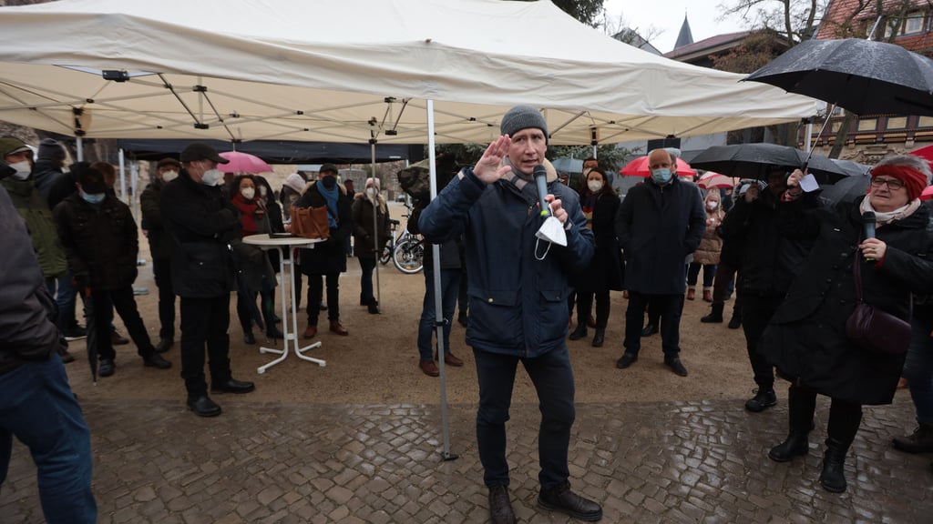 Halberstadts Oberbürgermeister Daniel Szarata spricht mit Teilnehmern des Bürgerdialogs. Zu einem Bürgerdialog fanden sich Politiker, Ärzte und Menschen verschiedener Interessensgruppen auf dem Domplatz zusammen um über die allgemeine Corona Problematik zu reden.