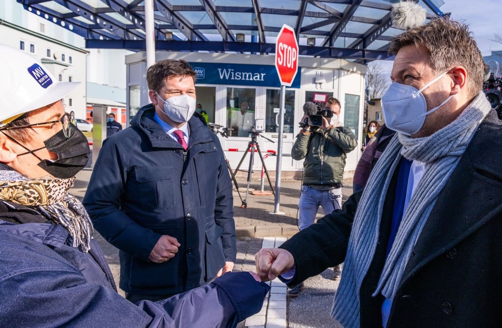 Bundeswirtschaftsminister bei seinem Besuch auf der insolventen MV-Werft. Der Standort soll Unterstützung vom Bund erhalten.