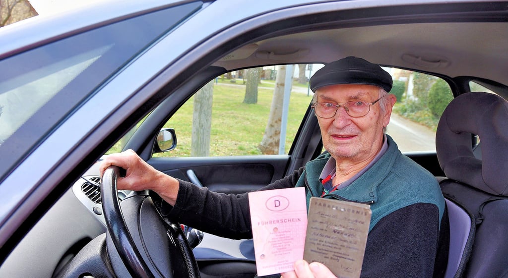 Manfred Kunick in seinem aktuellen Wagen. 116.000 Kilometer seien er und seine Frau darin schon gefahren – „ohne Panne“, sagt der 82-Jährige.