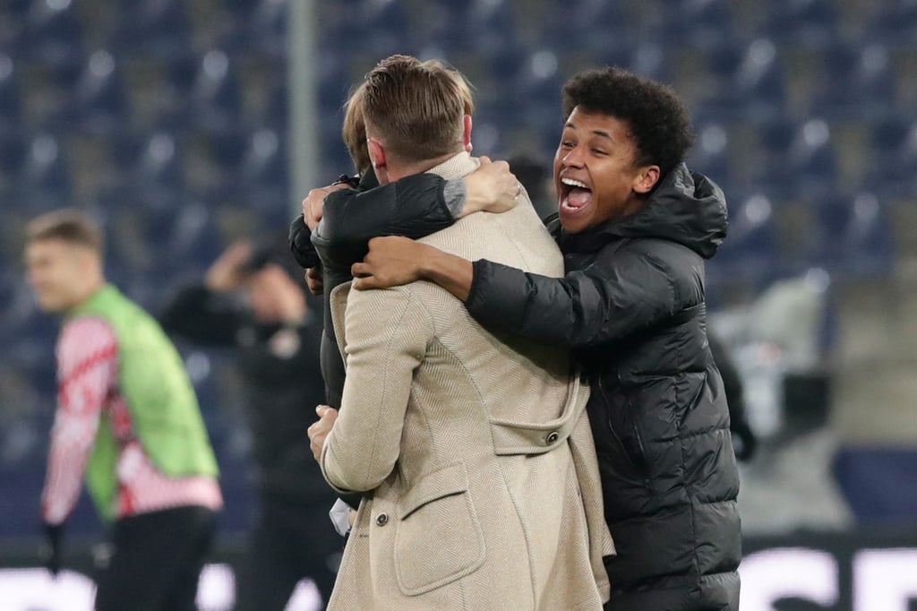Der Salzburger Karim Adeyemi (r) feiert mit Trainer Matthias Jaissle den Einzug ins Achtelfinale.
