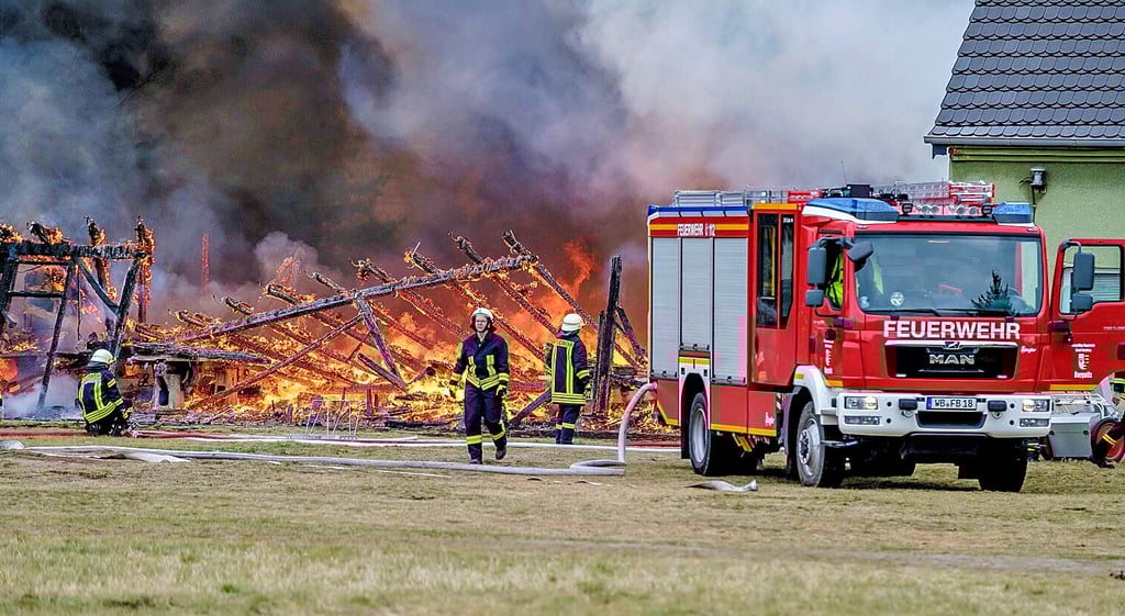 Hier kämpfen die Feuerwehrkameraden aus Bergwitz, Kemberg, Rotta, Pratau und Radis gegen die lodernden Flammen.