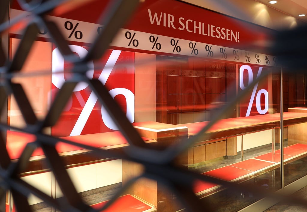 Unter dem Schriftzug „Wir schliessen“ sind die Auslagen hinter dem Rolltor eines Juweliers leer. Es soll weiterhin Überbrückungshilfen für Unternehmen geben, die unter den Folgen der Pandemie leiden.