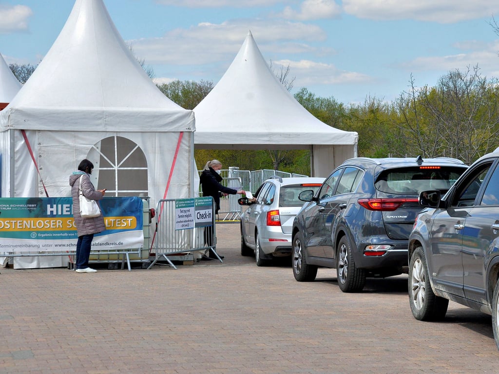 Tägliches Bild vor dem Testzentrum am Neumarkt in Staßfurt: Viele Autos reihen sich in die Schlange ein. Zwischen 300 und 500 Antigen-Schnelltests werden hier täglich gemacht. Was in Staßfurt und Umgebung fehlt: PCR-Test-Möglichkeiten.