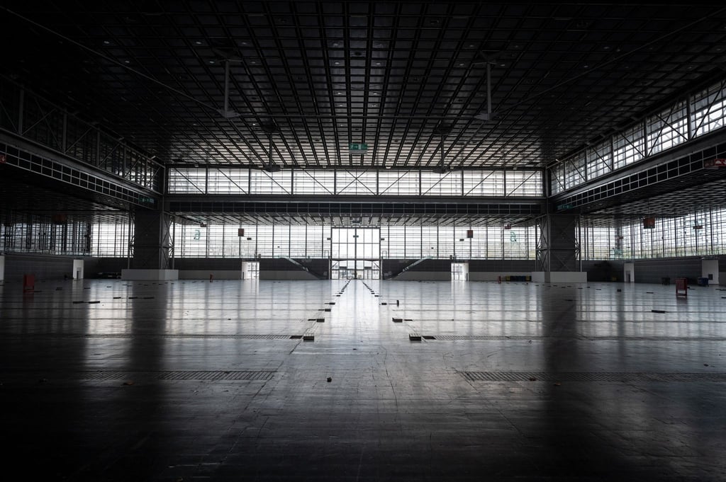 Die Halle 6 der Messe Düsseldorf ist menschenleer.