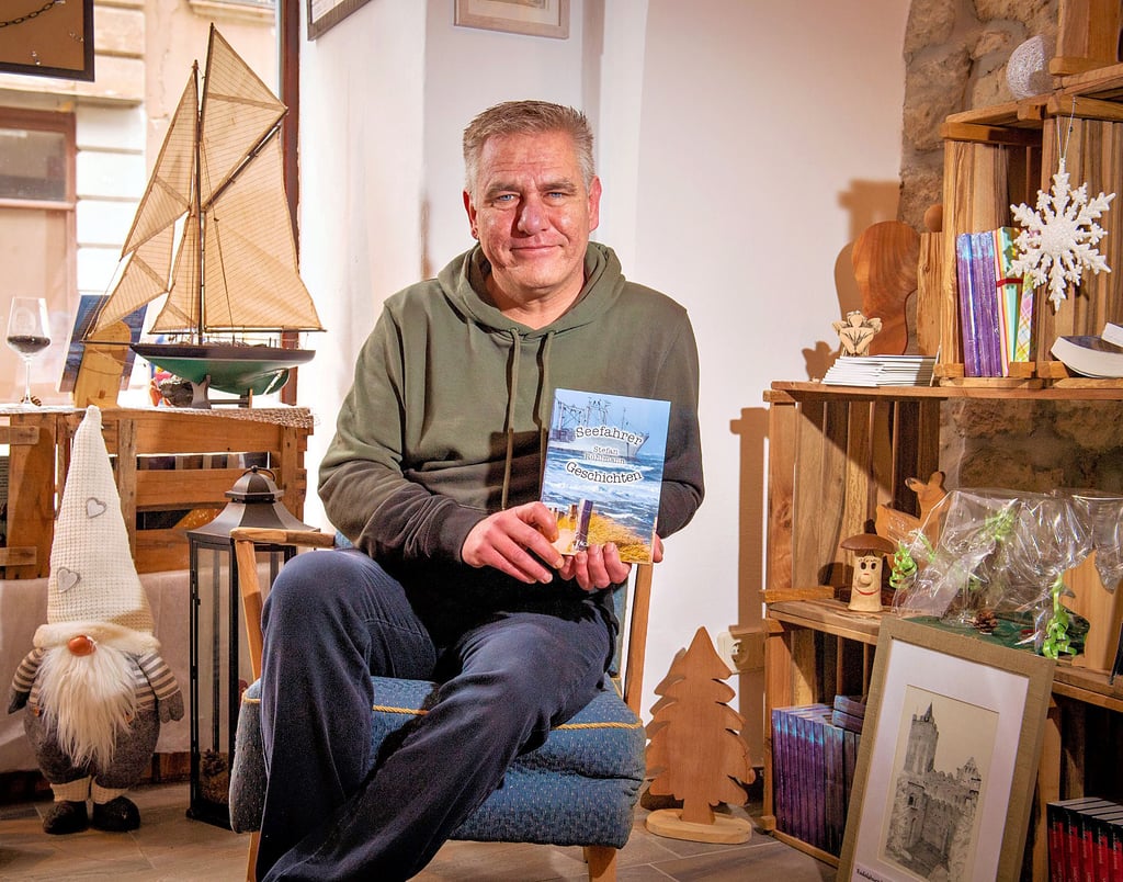 Ein Vielschreiber: Stefan Rühlmann hat ein neues Buch veröffentlicht. Diesmal erzählt er von seinen Erlebnissen auf der See. Sein Laden in der Jakobsstraße erhielt passend dazu maritimes Flair.