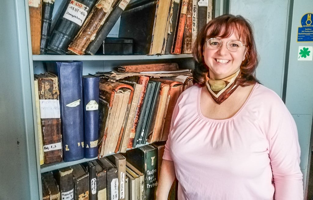 Manuela Weis ist seit Januar die neue Ansprechpartnerin im Pfarramt. Hier in Theißen steht sie voller Ehrfurcht vor dem Tresor mit den alten Kirchenbüchern.