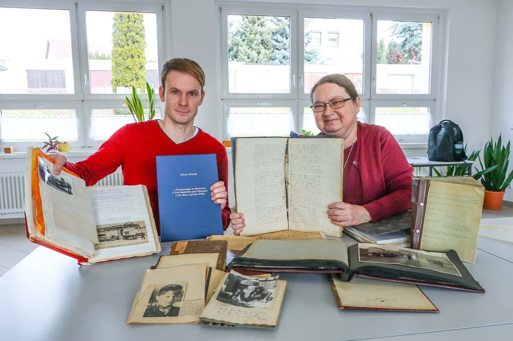Jens Wojtyschak, Ortsbürgermeister von Muschwitz und Marion Götze, Vorsitzende vom Verein "Wurzel und Werk", mit Archivmaterial zur Schulgeschichte in Muschwitz. Daraus soll Ende des Jahres eine Ausstellung entstehen.