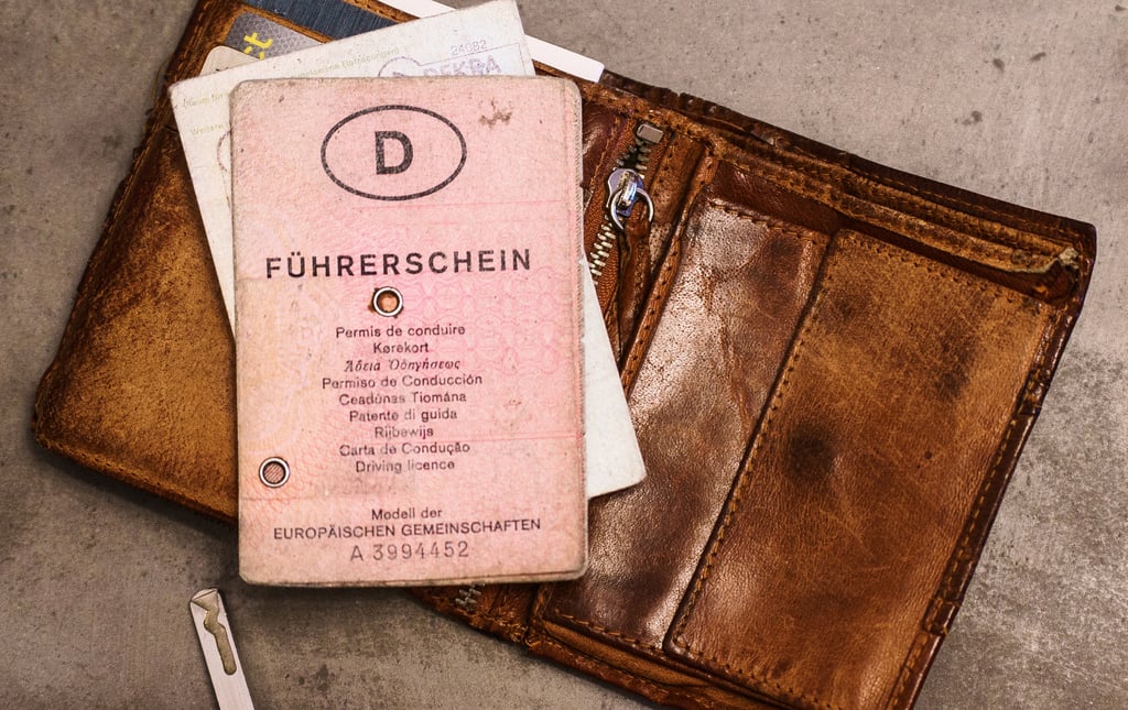 Seit 1986 wurden rosafarbene Führerscheine aus Papier ausgestellt. Danach kamen die im Scheckkartenformat.