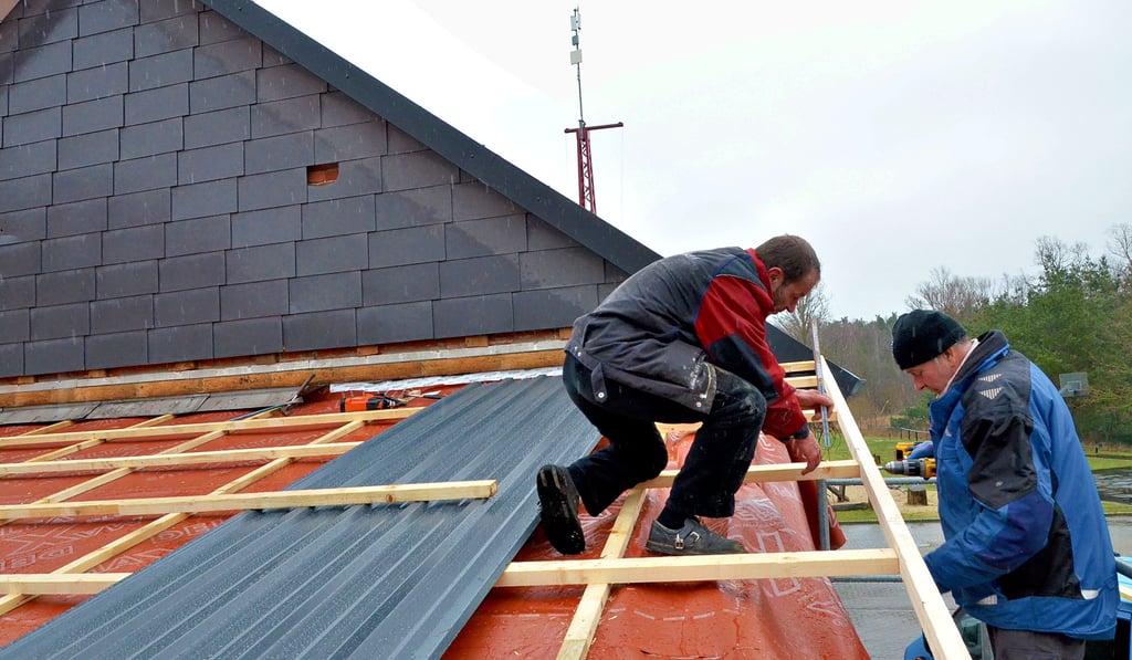 Dachdecker aus Großwulkow im Jerichower Land deckten den Versammlungsraum der Schönfelder Feuerwehr mit Trapezblech ein.