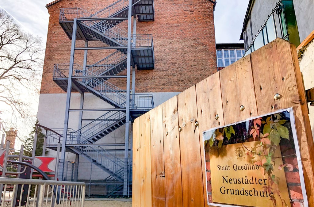 Der Zugang zum Gelände der Neustädter Grundschule in Quedlinburg ist derzeit nur durch eine kleine Tür in der Stobenstraße möglich.