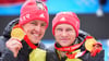 Francesco Friedrich (r.) und Thorsten Margis präsentieren stolz ihr Olympia-Gold in Peking.