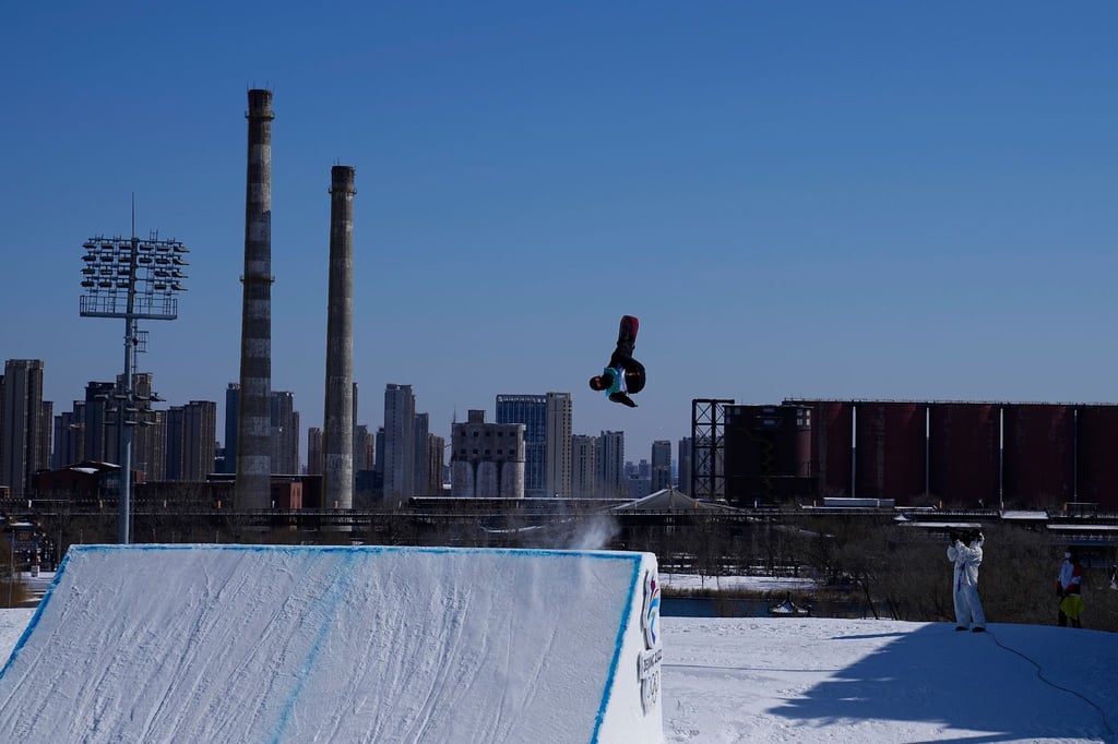 Snowboarderin Annika Morgan beim Big Air in Aktion.