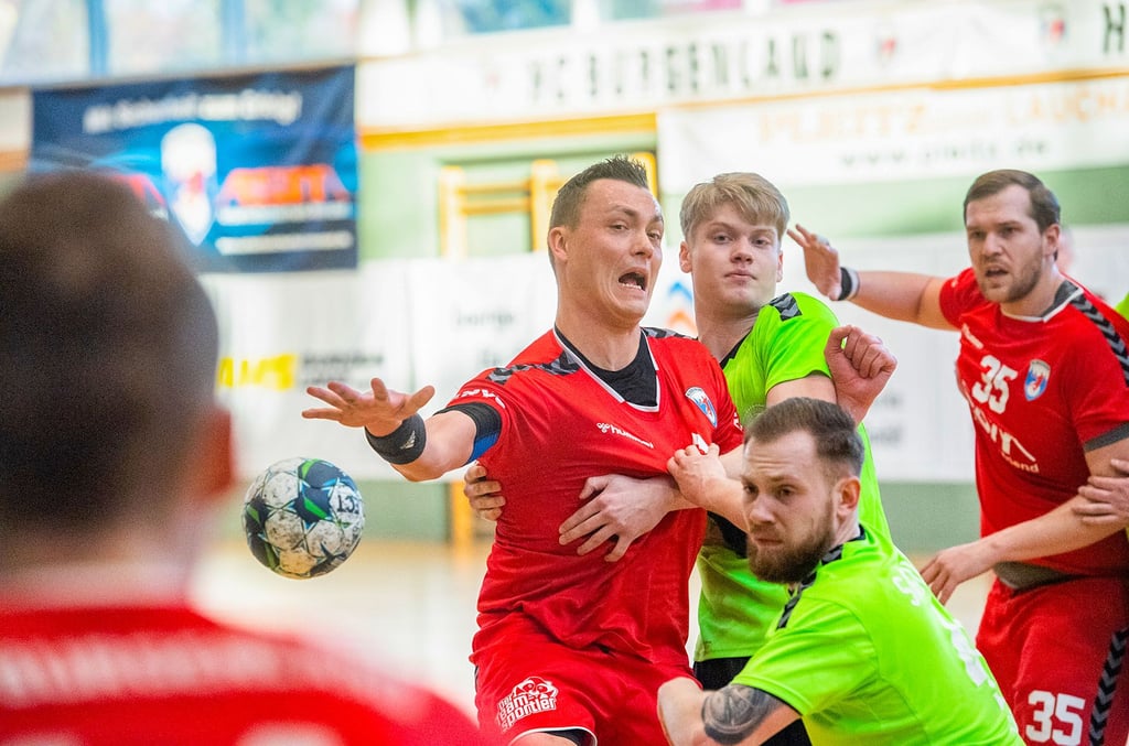 Kreisläufer Christian Haufe greift zum Ball. Der Routinier feierte mit der zweiten Mannschaft des HCB in Plotha einen nicht unbedingt erwarteten 32:29-Sieg gegen die favorisierte SG Kühnau.