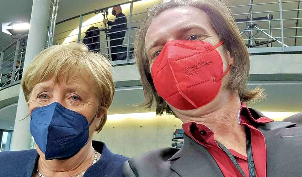 Lächeln unter der Maske: Angela Merkel (CDU) und Stefan Gebhardt (Linke)