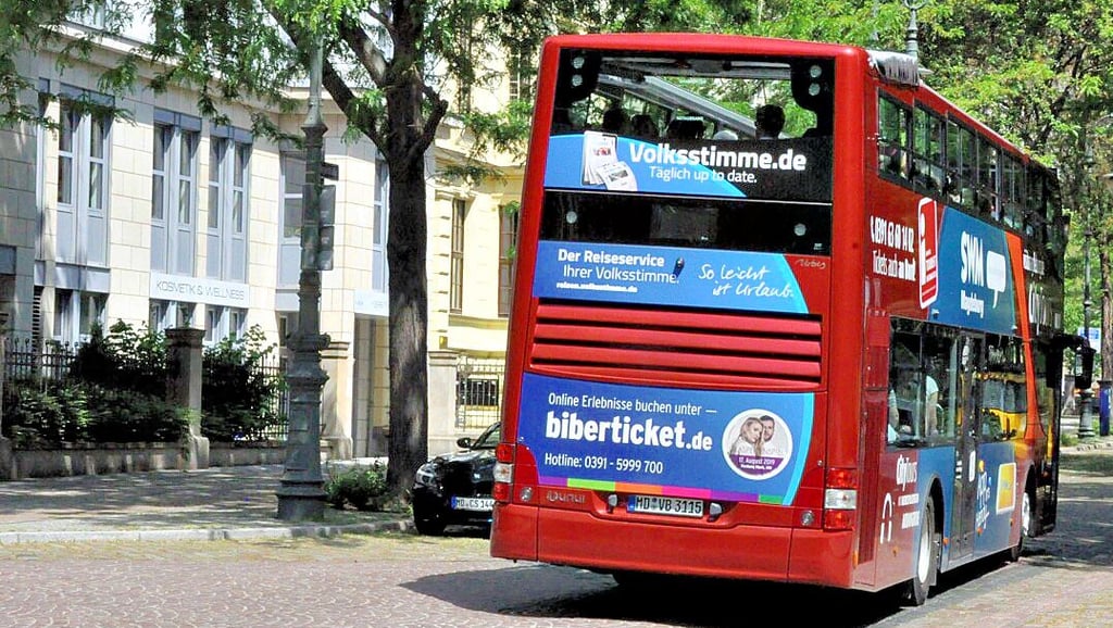 Im roten Doppelstockbus werden in Magdeburg Stadtrundfahrten angeboten. Hier eine Aufnahme aus der Hegelstraße.