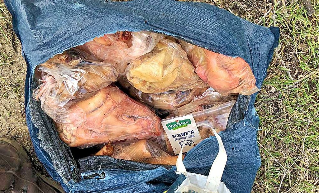 Können zum Ausbruch der Afrikanischen Schweinepest führen: Fleischabfälle wie diese vor ein paar Tagen in der Feldmark.