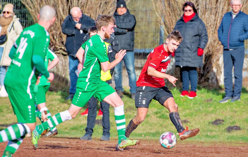 SCN-Spieler Philipp Döring (r.) erlitt zu einem späteren Zeitpunkt im Spiel gegen Bad Dürrenberg eine Prellung im Gesicht und musste im Klinikum behandelt werden.